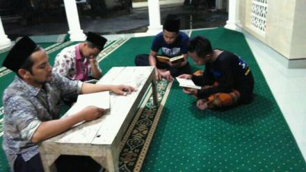 Habis Tarwih, Remaja Masjid Adakan Tadarus Al-Qur'an